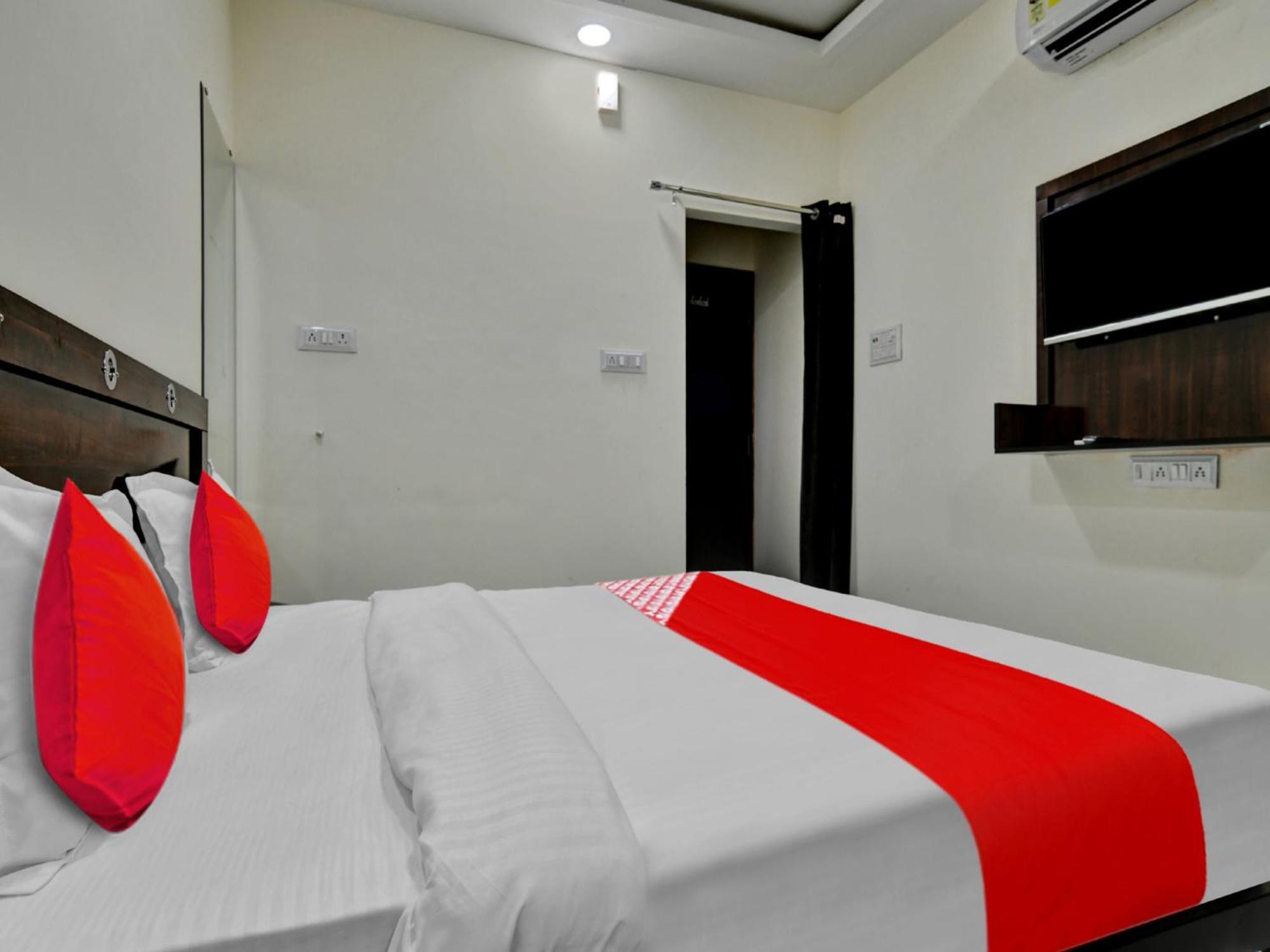 Hotel Oyo Dr Greens 3*