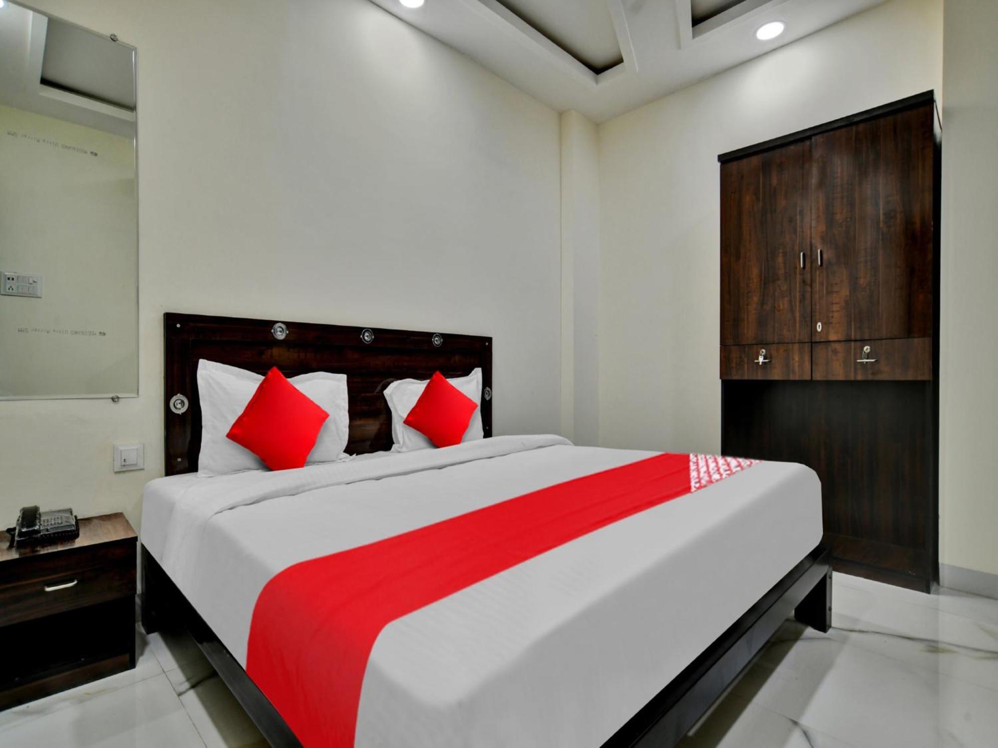 Hotel Oyo Dr Greens Indore