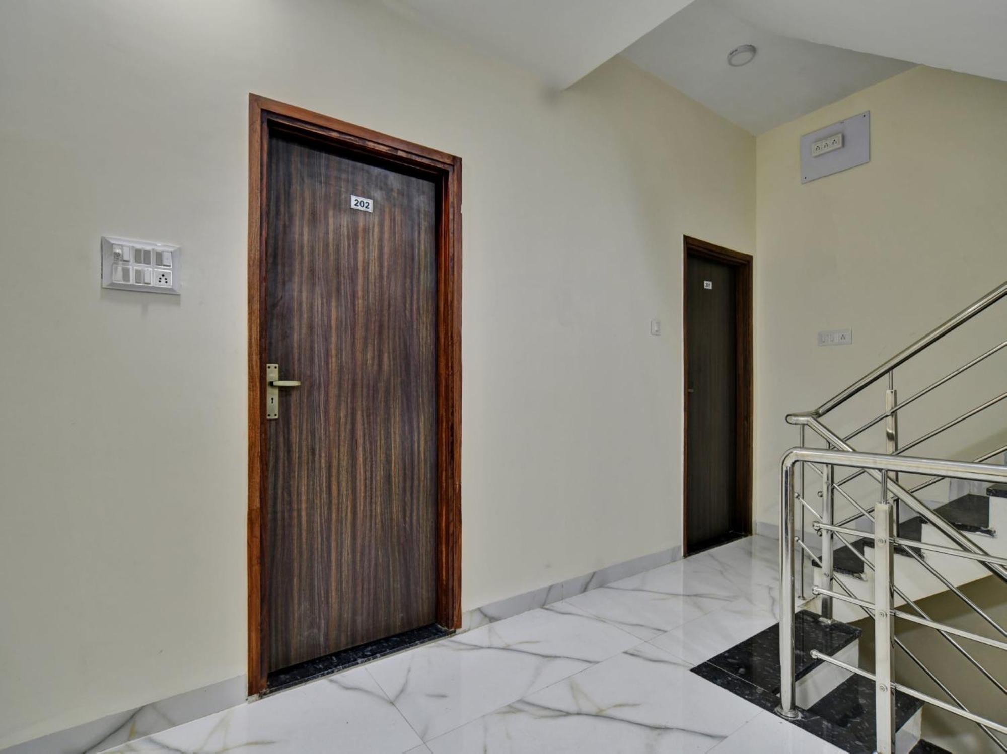 Hotel Oyo Dr Greens 3*